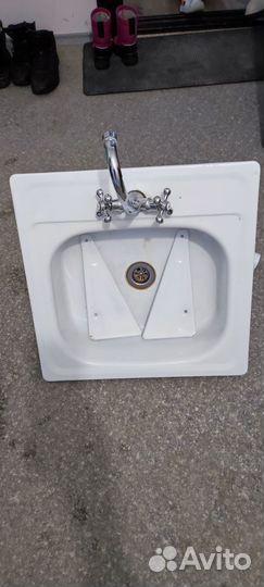 Раковина и кухонная мойка в сборе