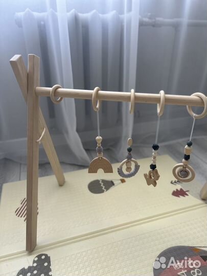 Монтессори тренажёр стойка, с подвесными игрушками
