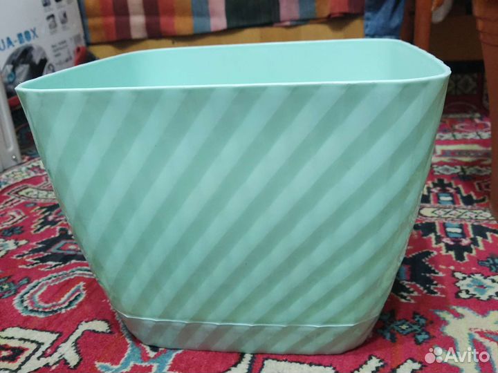 Большой цветочный горшок