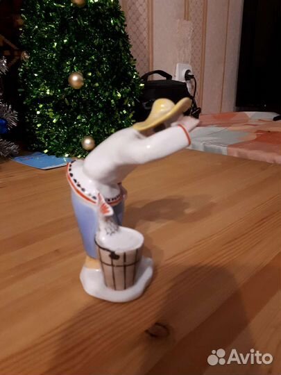 Фарфоровая статуэтка