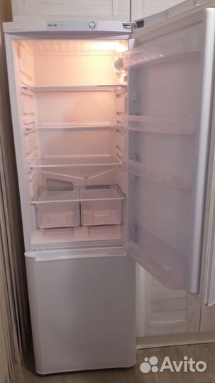 Холодильник Indesit.Высота 185 см