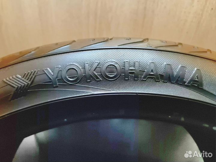 Yokohama Advan Sport V103 265/35 R20 99Y