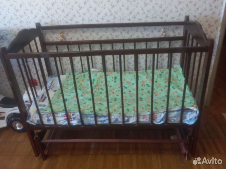 Детская кроватка с маятником