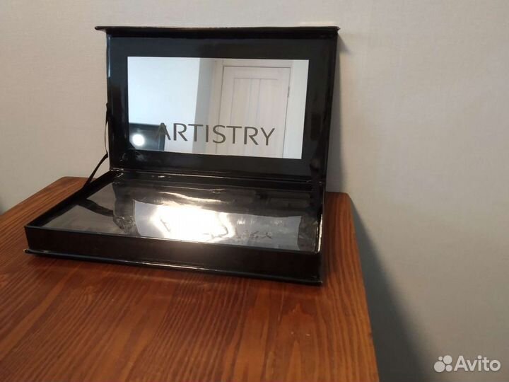 Палетка с зеркалом для хранения косметики