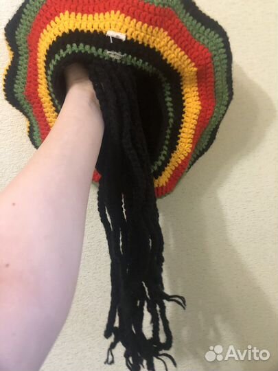 Вязанная шапка-берет с вязанными дредами