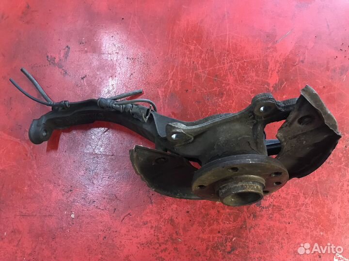 Кулак передний правый Volkswagen Touareg 7L