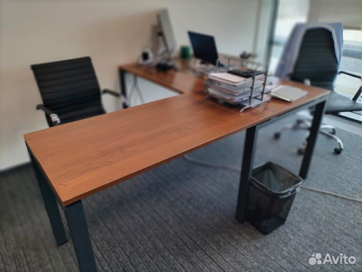 Стол для руководителя с приставкой на меллокаркасе