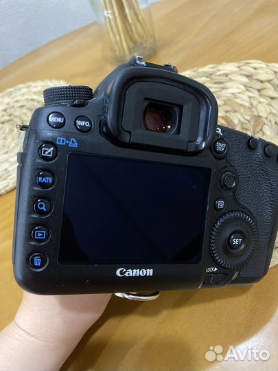 Зеркальный фотоаппарат и объектив 50 мм