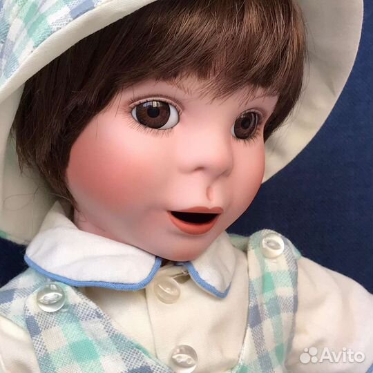 Кукла фарфоровая коллекционная мальчик Германия