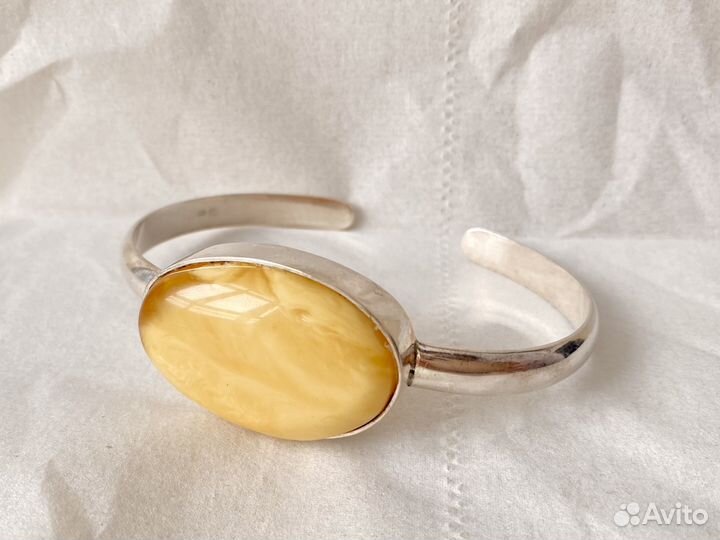 Серебряный браслет с янтарем