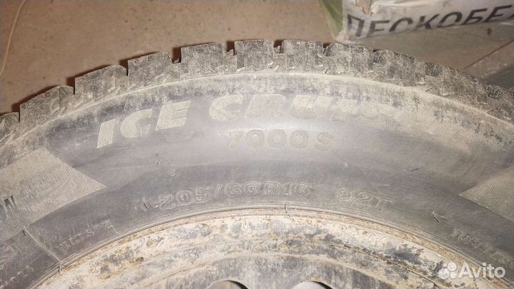 Bridgestone Ice Cruiser 7000S 205/60 R16 92T