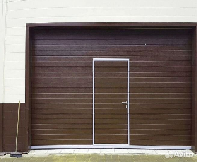 Секционные ворота со склада