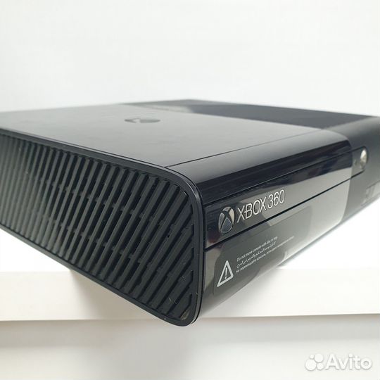 Xbox 360 E 250GB + 7 игр и комплект