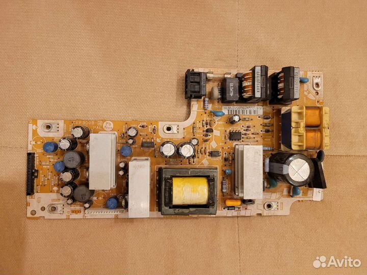 Электронные компоненты: плата, трансформатор