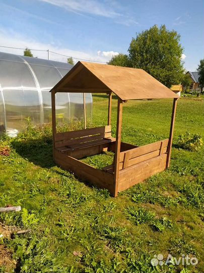 Песочница с крышей