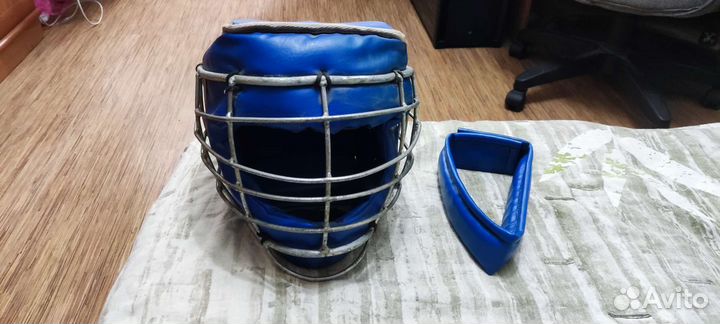 Шлем с решёткой для единоборств