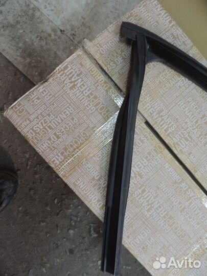 Уплотнитель стекла двери передней правой Renault F