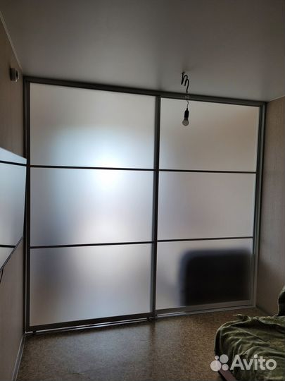 Перегородка из дверей купе с матовым стеклом