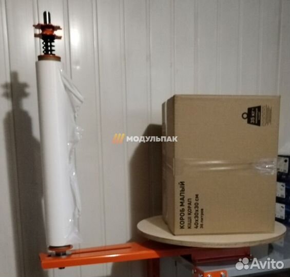 Упакoвщик корoбoк в пленку