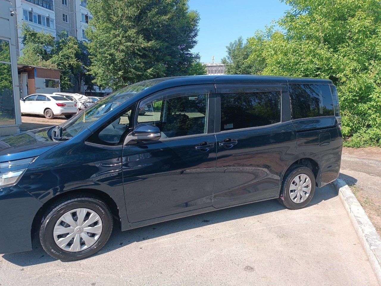 Toyota Voxy: фото владельца