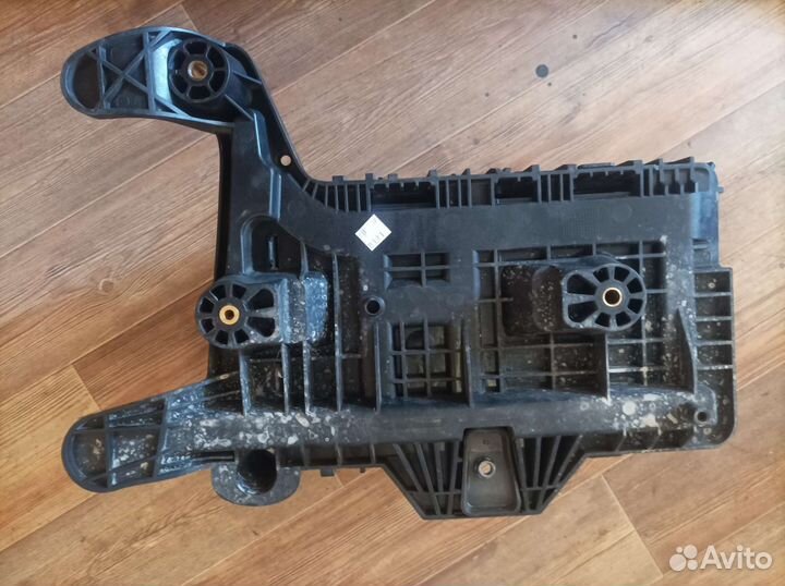 Корпус акб с креплением VAG