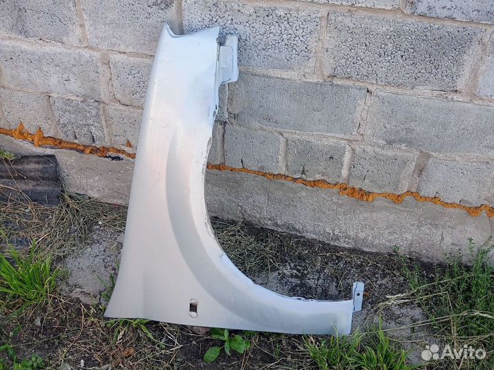 Переднее правое крыло логан 1