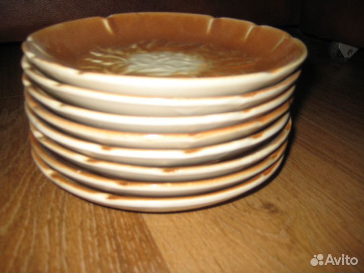 Керамическая ваза и тарелки