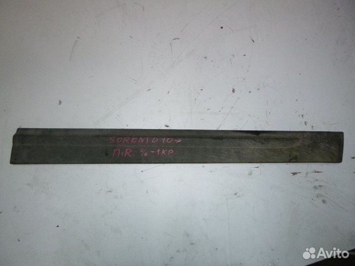 Накладка передней правой двери KIA sorento 2009