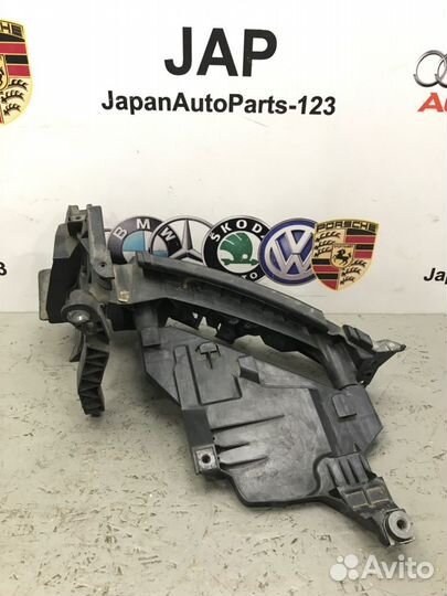 Кронштейн фар правый Audi Q5 8R cncd 2013