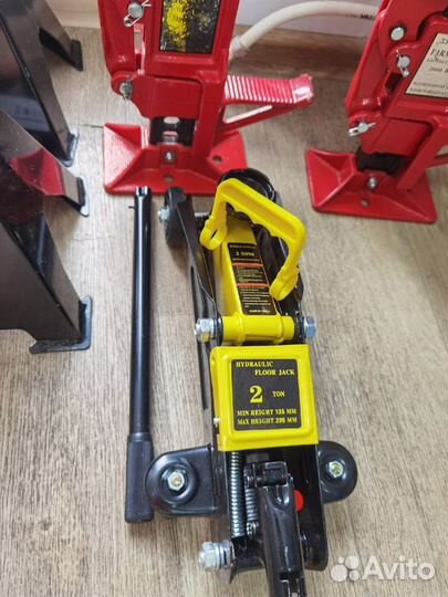 Домкрат подкатной гидравлический 2.т
