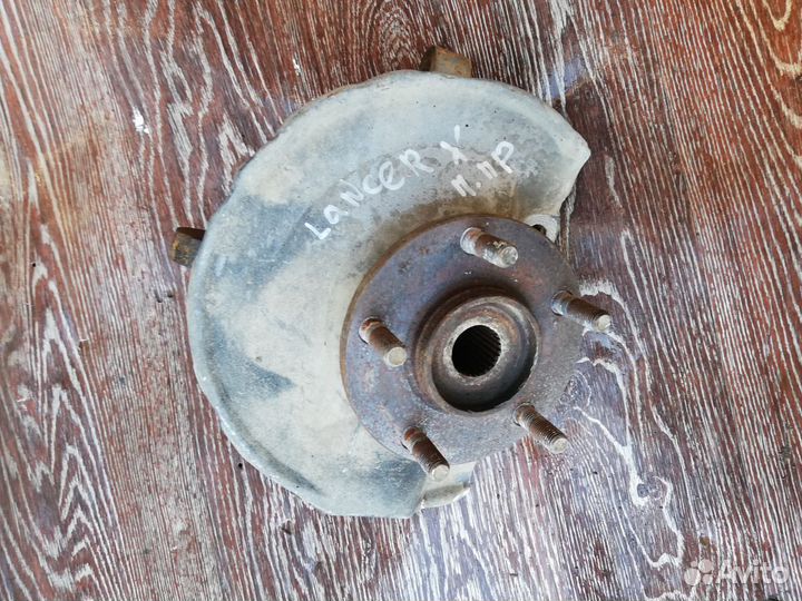 Кулак передний правый Mitsubishi Lancer X 10 2007)