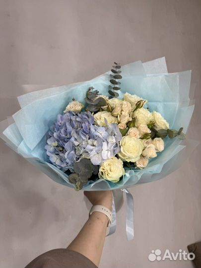 Букет с гортензией и розами