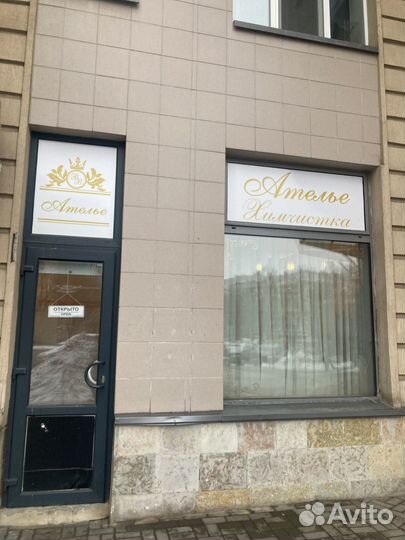 Швея портной в ателье