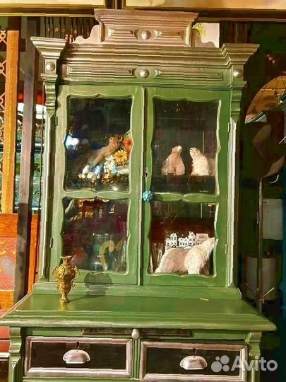 Буфет антикварный зеленого цвета