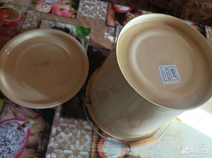 Эмалированное ведро с крышкой