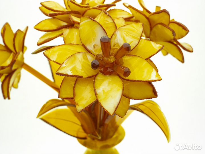 Ваза из янтаря с цветами