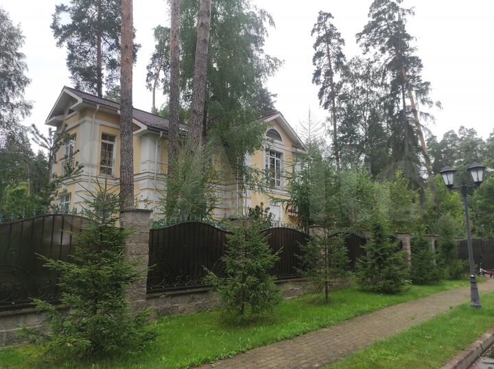 Дом 405 м² на участке 35 сот.