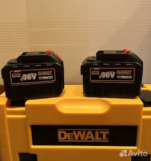 Гайковерт аккумуляторный Dewalt 700 Nm