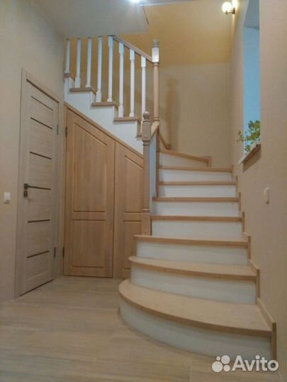 Лестница на второй этаж дома под заказ