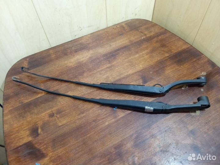 Поводок дворника левый Elantra 3 XD