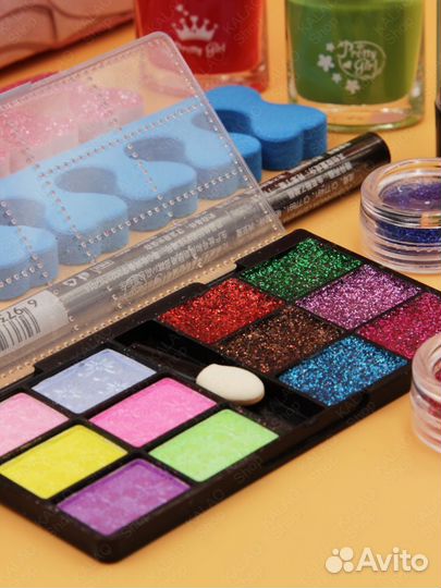 Детская косметика в чемодане