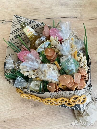 Мужской букет из колбасок и сыра