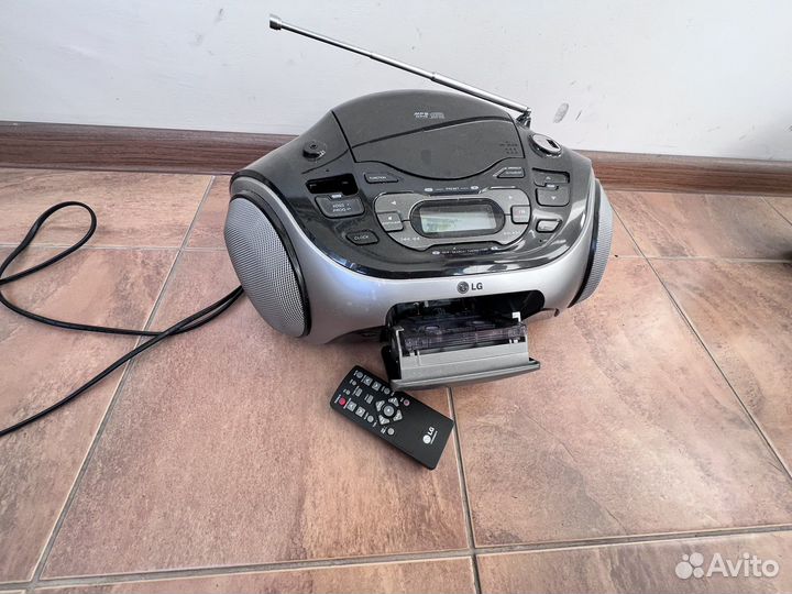 Магнитола LG с CD может проигрывать и кассеты