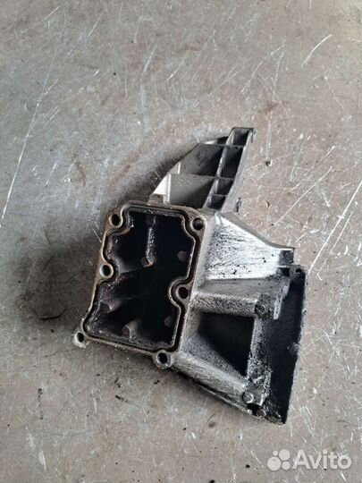 Кронштейн компрессора кондиционера Mercedes W203