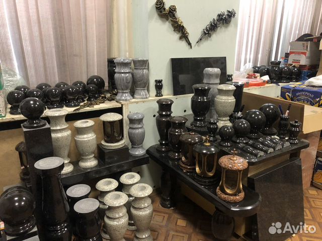 Гранитные вазы шары