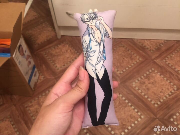 Брелок дакимакура виктор из юри на льду