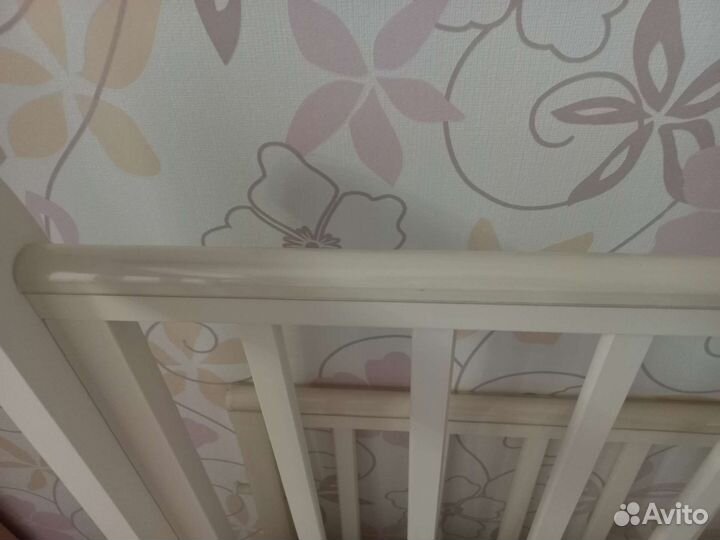 Детская кроватка с маятником и ящиком