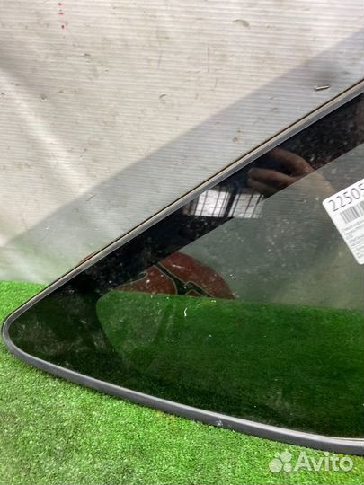 Стекло собачника правое Toyota Prius Alpha ZVW41