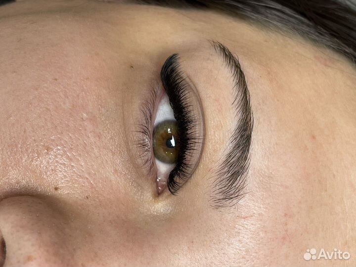 Наращивание ресниц и окрашивание бровей