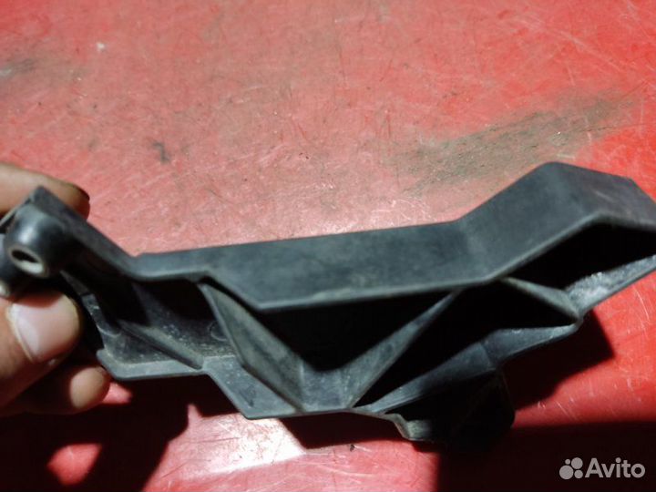 Кронштейн жабо Audi A6 седан 2.6I 1996